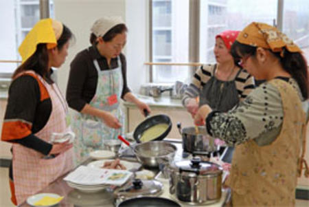 キッチンスタジオで幼稚園の保護者が料理教室を開催