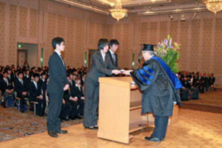 卒業生が奈良学園大学学歌作詞者として入学式で表彰