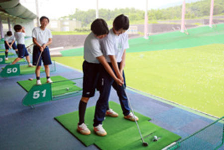 【スポーツ特進コース】　ゴルフ授業を行いました！