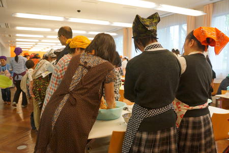 【食文化コース】幼稚園の保護者や地域の方々と味噌作り