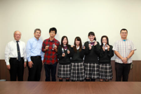 大阪電気通信大学から生徒のメダルを頂戴しました