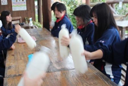 【食文化コース】二年生が牧場で乳製品加工に挑戦！