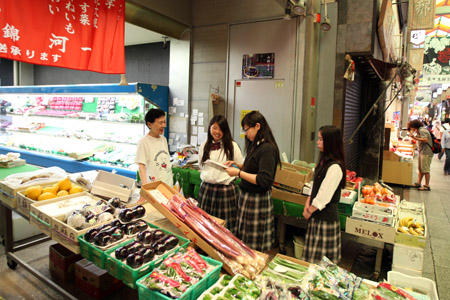 京都・錦市場にフィールドワークに行きました