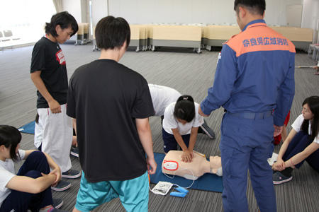 運動部員が救命救急法を学びました。