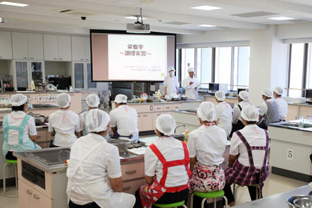 帝塚山大学の先生から治療食の調理を教わりました
