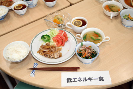 帝塚山大学の先生から治療食の調理を教わりました