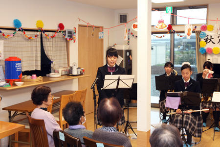 吹奏楽部が高齢者福祉施設で慰問演奏会をしました