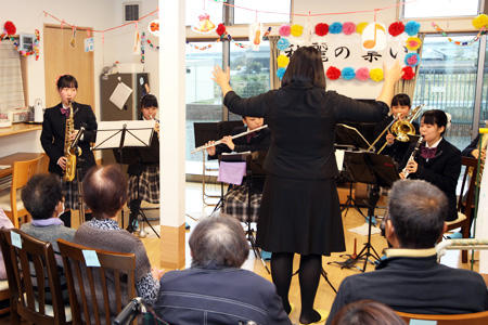 吹奏楽部が高齢者福祉施設で慰問演奏会をしました