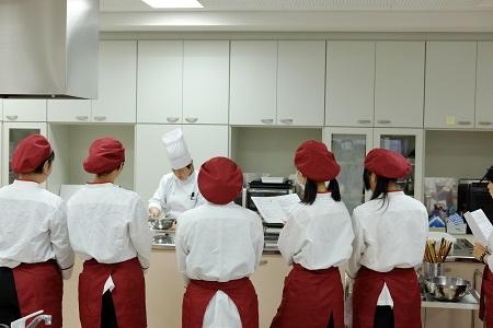 食文化コースで奈良佐保短期大学の先生に製菓実習授業をして頂きました
