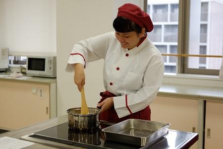 食文化コースで奈良佐保短期大学の先生に製菓実習授業をして頂きました