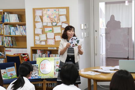 佐保短期大学の増井啓子先生による絵本読み聞かせの特別授業を実施しました。