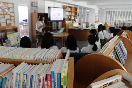 佐保短期大学の増井啓子先生による絵本読み聞かせの特別授業を実施しました。
