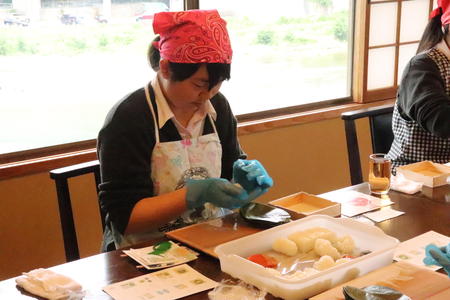 食文化コース３年の８名が柿の葉寿司つくりを体験しました