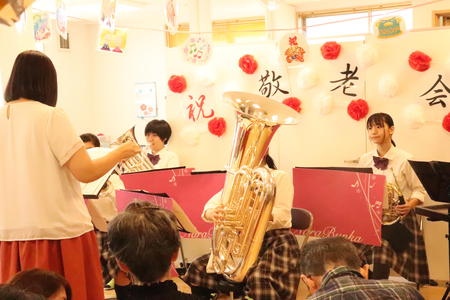吹奏楽部が老人施設の敬老会で演奏を披露させていただきました