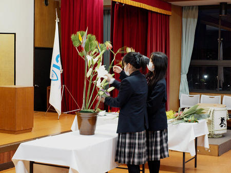 〈華道部〉葛城青年会議所の賀詞交歓会で生け花パフォーマンス