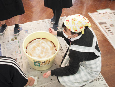 【普通科Ⅰ類２年】奈良文化幼稚園との合同みそづくり